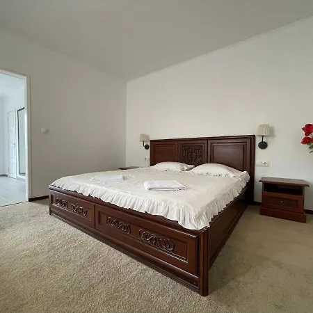 With Kitchen And Garden Apartment *